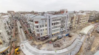 Yol onarım şantiyesi için beton kaplama. Bir sürü işçi ve mikser zaman ayarlı.