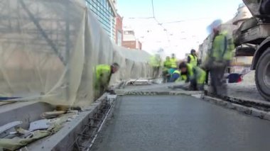 Beton Mikser timelapse hyperlapse tarafından yol yapmak için çelik takviye koyduktan sonra hazır beton dökme.