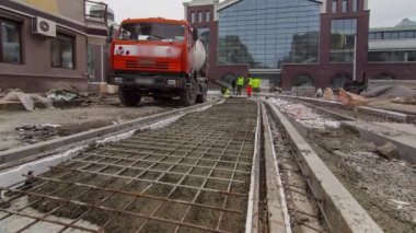 Beton Mikser timelapse hyperlapse tarafından yol yapmak için çelik takviye koyduktan sonra hazır beton dökme.