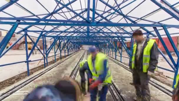 Carriles de tranvía en la etapa de su instalación e integración en placas de hormigón en el timelapse de la carretera . — Vídeo de stock