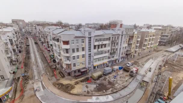 Trabalhos de concreto para a construção de obras de manutenção de estradas com muitos trabalhadores e misturador timelapse — Vídeo de Stock