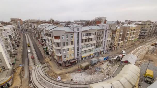 Trabalhos de concreto para a construção de obras de manutenção de estradas com muitos trabalhadores e misturador timelapse — Vídeo de Stock