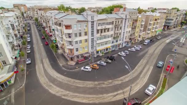 Forgalom a Trinkler és Mayakovsky utca kereszteződésében a Sumszkoj piac közelében, Harkov város időzónájában — Stock videók