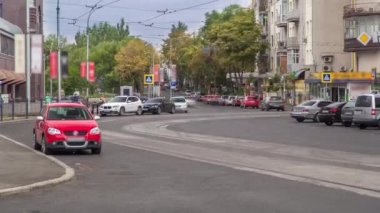 Kharkov şehrinin Sumskoy pazarı yakınlarındaki Trinkler ve Mayakovsky caddelerinin kesiştiği yerde trafik var.