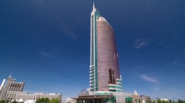 Nurzhol Bulvarı timelapse hyperlapse. Modern yeni ofis binası içinde Cumhuriyeti'nin başkentidir. Astana, Kazakistan.
