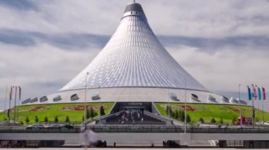 Kazakistan, Nur-Sultan 'da Khan Shatyr zaman atlaması. Şehir sakinleri yürüyor ve dinleniyor..
