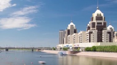 İnsanlar Astana, Kazakistan'ın suni plaj timelapse hiperlapse ve silueti boyunca bir nehirde yıkanıyor