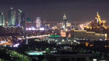 Şehir Merkezi ve merkezi iş bölgesine sirk Timelapse, Kazakistan Astana ile üzerinden yükseltilmiş gece görünüm