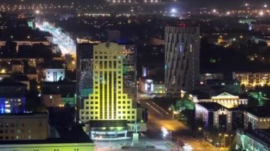 Astana'da geceleri çatıdan gelen ışıklı builrings ve yollarda trafik zaman aşımına uğradı. Kazakistan'ın başkenti
