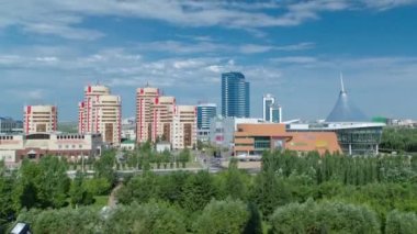 Yeni iş bölgesinde timelapse Kazakistan Astana'nın başkenti çatı üzerinden.