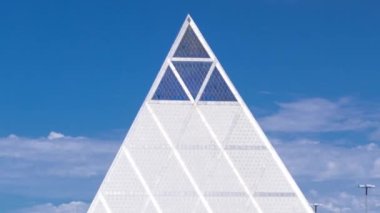 Kazakistan'ın Astana kentinde Barış ve Uzlaşma Sarayı binasının dış zamanı.
