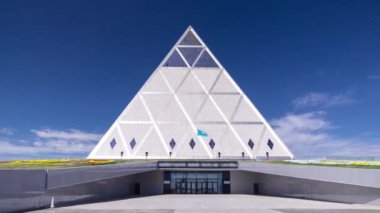 Kazakistan'ın Astana kentinde Barış ve Uzlaşma Sarayı binasının dış zamanı.