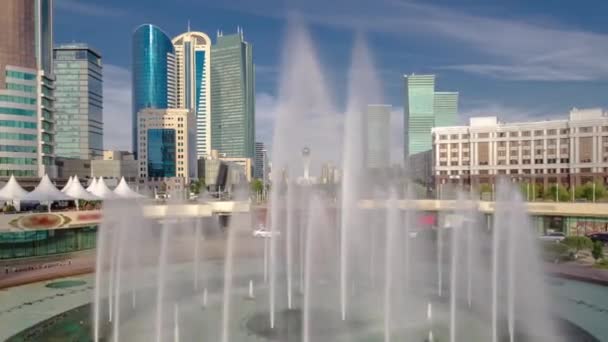 Fontana musicale e nuovo quartiere degli affari timelapse dal ponte di Astana . — Video Stock