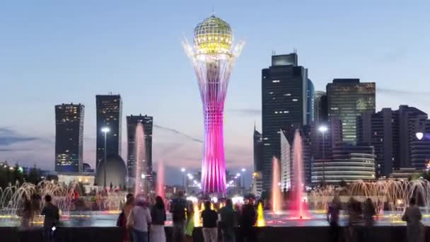 Bayterek 塔和喷泉显示在晚上游戏中时光倒流。哈萨克斯坦阿斯塔纳. — 图库视频影像