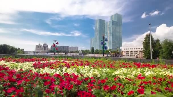 Flowerbed com flores vermelhas e amarelas em aterro timelapse hyperlapse. Astana, Cazaquistão — Vídeo de Stock