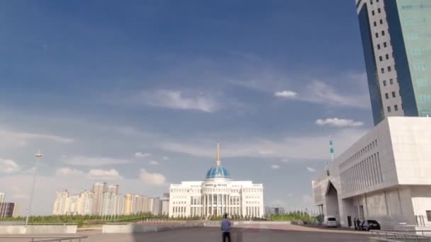 Parlament Republiki Kazachstanu i współczesna pomarańczowa wieża timelapse hyperlapse, miasto Nur-Sultan — Wideo stockowe