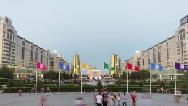 Μια πλατεία μπροστά από Ak Orda με Altyn Orda επιχειρηματικό κέντρο timelapse στο προσκήνιο. Nur-Sultan πόλη, Καζακστάν — Αρχείο Βίντεο