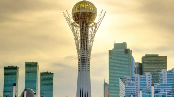 美しい日没微速度撮影カザフスタンの首都アスタナでバイテレク タワー — ストック動画