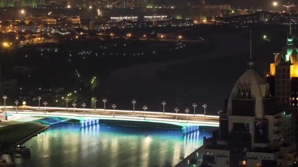川とアスタナの夜の屋上からライトアップされた橋梁タイムラプス。カザフスタンの首都 — ストック動画