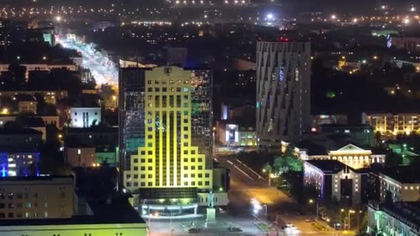 Construções iluminadas e tráfego nas estradas timelapse do telhado à noite em Astana. Capital do Cazaquistão — Vídeo de Stock