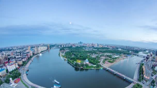 Vista elevata sul centro città con fiume e parco e quartiere centrale degli affari giorno e notte Timelapse, Kazakistan, Astana — Video Stock