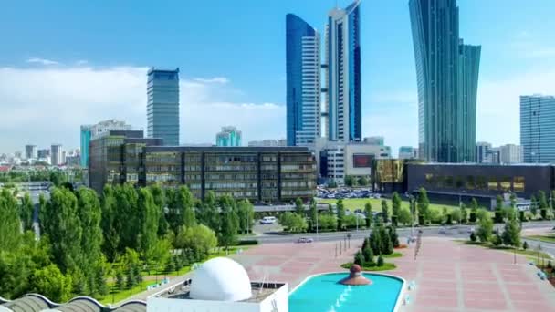 Новый бизнес-район города Астаны с крыши в столице Казахстана . — стоковое видео