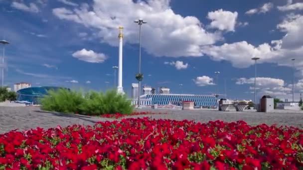 Stele monument Kazakh Eli with bird Samruk and Palace of Independence timelapse hyperlapse. — Stock Video