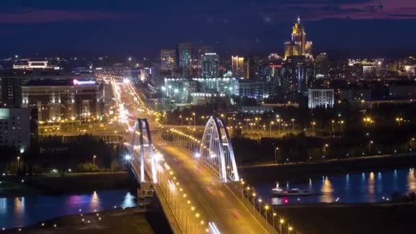 Вечір timelapse вище міст з транспорту і хмарами на тлі. Середню Азію, Казахстан, Астана — стокове відео