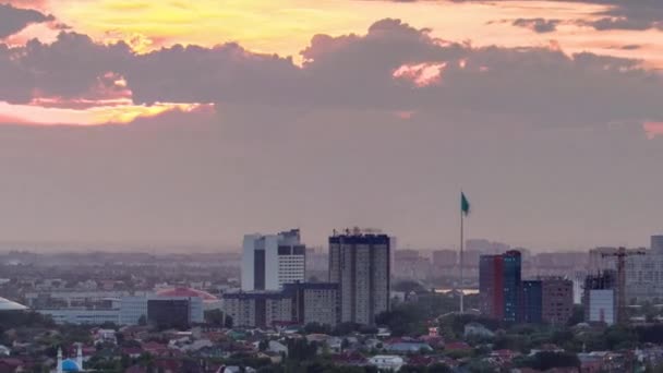 Auringonlaskun aikajanan sillan yläpuolella kuljetus ja pilvet taustalla. Keski-Aasia, Kazakstan, Astana — kuvapankkivideo