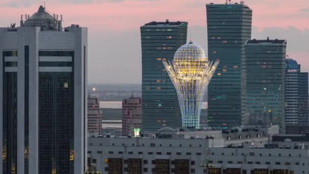 Verhoogde nacht uitzicht over het centrum van de stad en de centrale zakenwijk met geel torens Timelapse, Kazachstan, Astana — Stockvideo