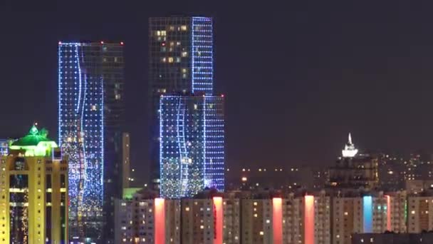 Vue de nuit surélevée sur le centre-ville et le quartier central des affaires avec pont et rivière Timelapse depuis le toit, Kazakhstan, Astana — Video