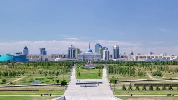 Panorama del timelapse de la ciudad de Astana y la residencia de presidentes Akorda con parque — Vídeos de Stock