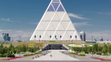 Astana, Kazakistan'ın Sarayı barış ve uzlaşma bina timelapse dış.
