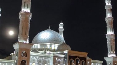 Astana'daki Hazreti Sultan Camii gece saatlerinde hiperlapse, Kazakistan