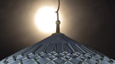 Hazreti Sultan Camii kubbesinde Astana timelapse gece dolunay, Kazakistan ile