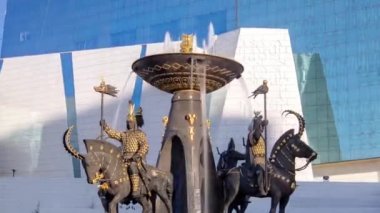 Çeşme Sak savaşçılar, Astana, Kazakistan timelapse hyperlapse Azərbaycan Respublikası Milli Müzesi