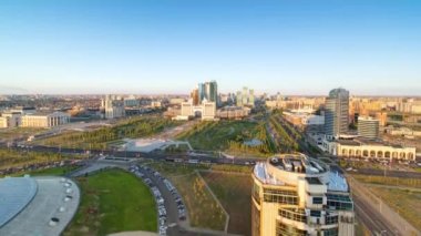 Şehir merkezi ve merkezi iş bölgesi günbatımı Timelapse, Orta Asya, Kazakistan, Astana üzerinde yükseltilmiş görünümü