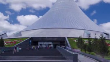 Astana, Kazakistan'ın Han Shatyr timelapse hyperlapse. Şehir sakinleri yürüyüş ve dinlenme.