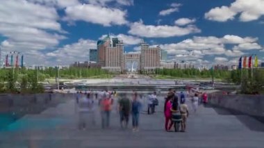 Yeni iş bölgesinde timelapse Kazakistan Astana'nın başkenti merdivenlerde Khan Shatyr üzerinden.