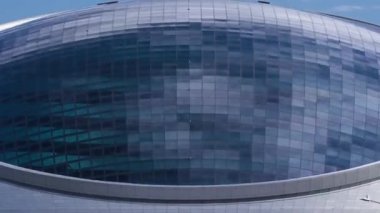 Nazarbayev Merkezi ve bulutlar Toplom yansıması ile mavi kule. Astana, Kazakistan