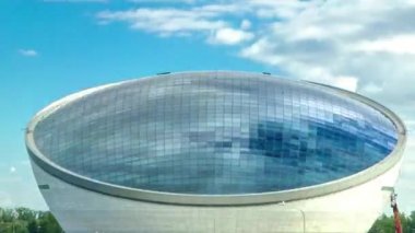 Nazarbayev Merkezi ve bulutlar Toplom yansıması ile mavi kule. Astana, Kazakistan