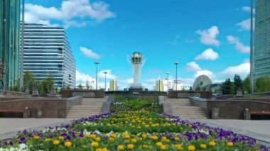 Arka plan timelapse hyperlapse Baiterek ile Nurzhol Bulvarı'nda çiçekler