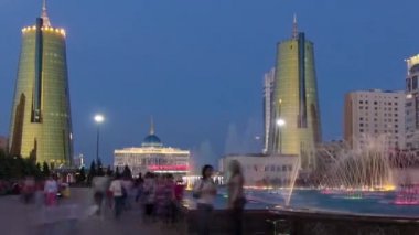 Su Yeşili Bulvarı gece vakti aşırı hızlanıyor. Başkan sarayı arka planda. Kazakistan