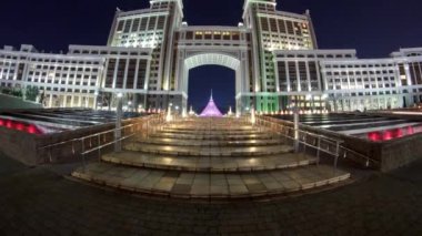 İdari Binalar gece timelapse karmaşık. Astana, Kazakistan.