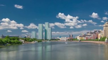 Yeşil nehir timelapse hyperlapse Astana içinde konut kompleksi modern Kuleli