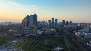 Şehir Merkezi ve merkezi iş bölgesine Timelapse, Kazakistan Astana üzerinden yükseltilmiş sabah görünüm