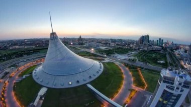 Han Shatyr ve merkezi iş bölgesi gece güne Timelapse, Kazakistan Astana şehir merkeziyle üzerinden yükseltilmiş görünüm