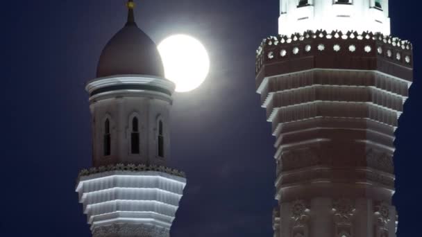 Minarets de la mosquée Hazrat Sultan à Astana timelapse la nuit avec pleine lune, Kazakhstan — Video