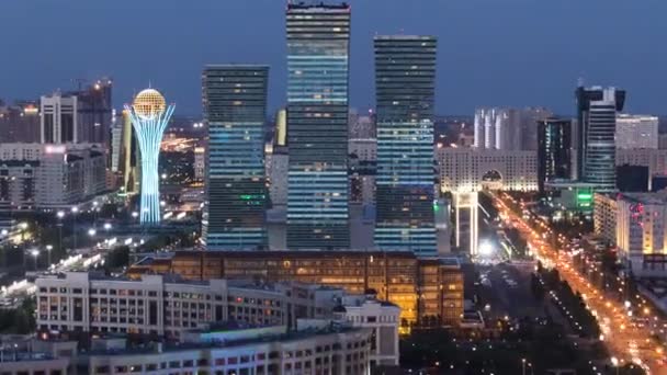 Vista elevata sul centro della città e sul quartiere degli affari centrale da giorno a notte Timelapse, Asia centrale, Kazakistan, Astana — Video Stock