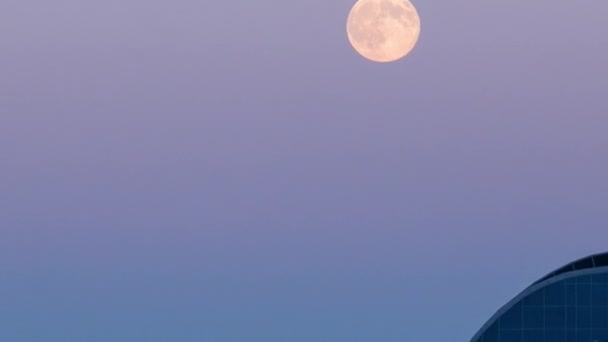 Centro Nazarbayev y torre azul, después del atardecer con la salida de luna llena. Astana, Kazajstán — Vídeos de Stock